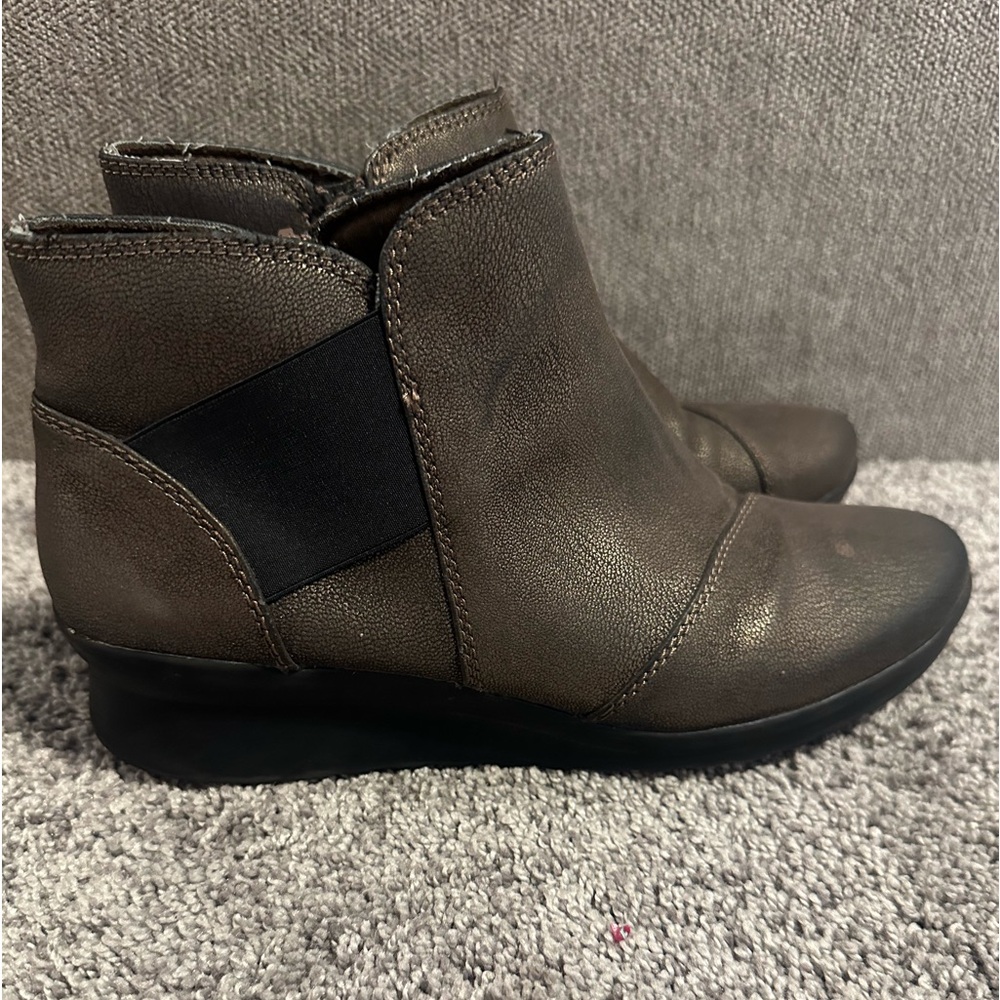 Clark’s Cloud Steppers Gold Zip Ankle‎ Boots Size 9